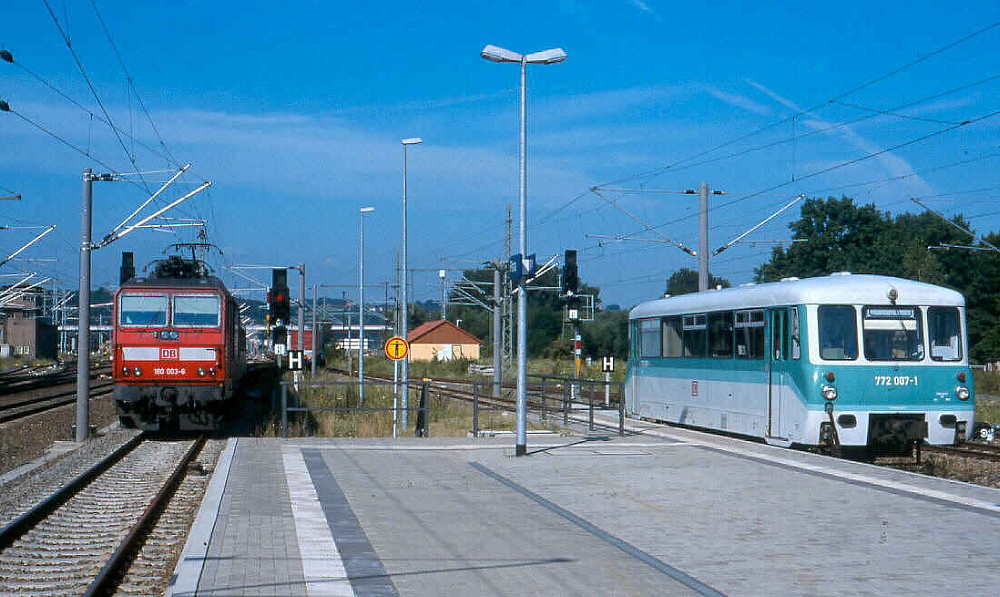 180 003-6 im Bahnhof Pirna neben 772 007-1, Foto Uwe Schmidt